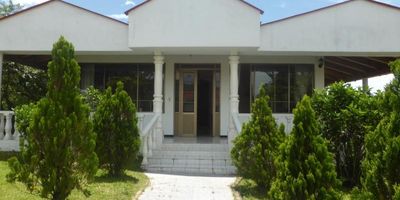 Espectacular casa campestre esquinera, con un área lote de 938 MTS, excelente iluminación natural, 3 habitaciones , principal con baño privado, baño auxiliar, baño social, sala comedor independiente, zona de lavandería independiente ,zona verde amplia con arboles frutales, 2 garajes cubiertos y espacio para 4 vehículos, 1 depósito con área  de 12 mts, el condominio cuenta con 2 piscinas y salón social .Cerca a la Avenida principal y Parque central....