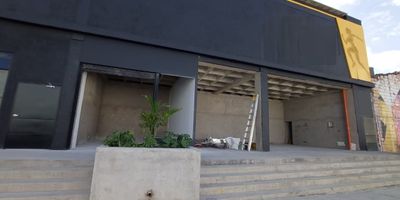 Se arrienda local comercial en Medellín, ubicado en el Barrio URBANIZACION BARCELONA, Antioquia. Este espacio de 21 m² es ideal para potenciar su marca, ofreciendo una excelente ubicación en la CL 30 A CR 69 108. Cuenta con vigilancia para su tranquilidad y seguridad. El canon de arriendo es de $1,700,000 COP. Una oportunidad estratégica para su negocio en esta zona de Medellín. Para más detalles o coordinar una visita, puede contactarnos por WhatsApp o consultar las opciones de teléfono.