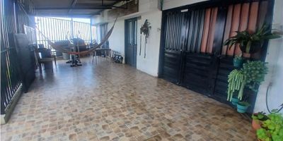 ? Casa con Renta en Venta en La Linda, Manizales

¡Gran oportunidad de inversión! Casa esquinera con 4 apartamentos independientes, perfecta para generar ingresos. Ubicada en un sector tranquilo con acceso a transporte público y parques cercanos.

? Distribución de la propiedad:
1er apartamento: 1 habitación, baño, sala-comedor, cocina y zona de ropas.
2do apartaestudio: 1 habitación, baño y cocina.
3er apartamento: 1 habitación, sala-comedor y cocina.
4to apartamento: 1 habitación, sala-comedor, baño y zona de ropas.

? Espacio para vehículos: Cuenta con parqueadero doble.

?️ Estructura liviana en el tercer piso con posibilidades de adaptación.

? Ubicación estratégica: Cerca de parques, transporte público y con circuito cerrado de TV.

? Ideal para inversión o permuta. ¡Contáctanos para más información y agenda tu visita!


