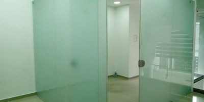 Venta y renta de oficina en el centro de Pereira con un área de 27 m en piso 2 CON ASCENSOR Y SIN PARQUEADERO. Consta de un 1 espacio dividido en 3 cubículos. El centro comercial tiene vigilancia 24 horas. JOSE LUIS TAMAYO 