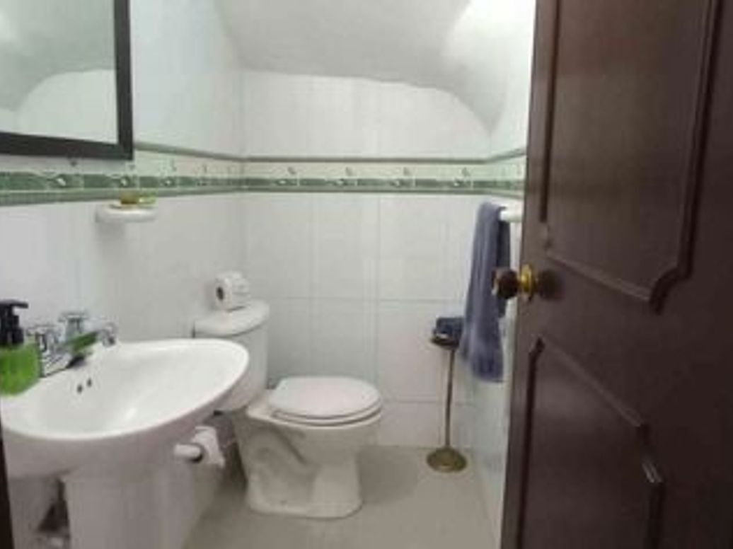 Casa de 4 alcobas en venta en Santa Barbara Central, Bogotá, 209 m² · foto 9 de 12