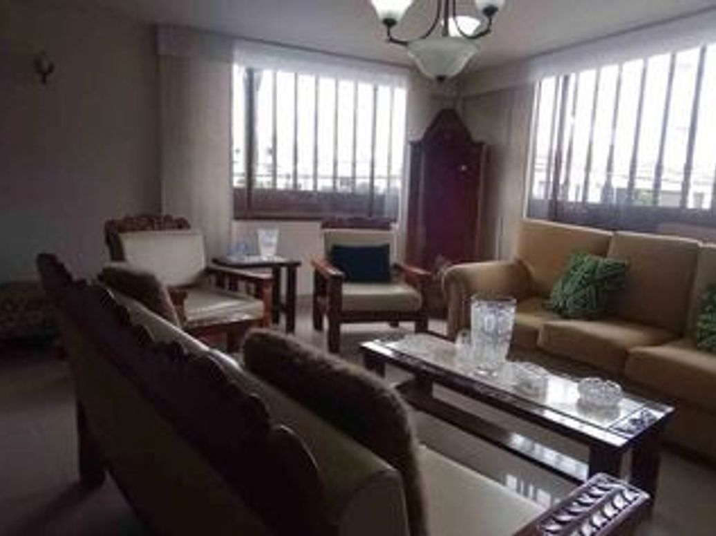 Casa de 4 alcobas en venta en Santa Barbara Central, Bogotá, 209 m² · foto 2 de 12