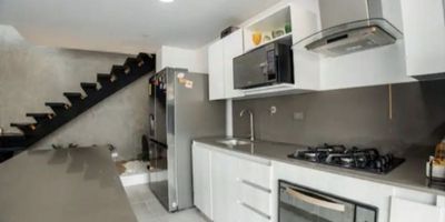 BRANDO & CIA te ofrece un increíble penthouse en Envigado:

Este impresionante penthouse de 130 m² ubicado en una de las zonas más exclusivas de Envigado ofrece una experiencia única de lujo y confort. Con 2 habitaciones, cada una con su propio baño y vestier, este apartamento garantiza privacidad y comodidad. Además, cuenta con 2 baños sociales e independientes para mayor funcionalidad. La cocina integral se complementa perfectamente con la decoración que se extiende a lo largo de la propiedad, ideal para quienes disfrutan de la gastronomía en un ambiente moderno y elegante.

El diseño del penthouse es excepcional, con 2 salas que brindan amplitud y versatilidad, perfectas para el entretenimiento o el descanso. Desde el balcón, se tiene acceso directo a las habitaciones, permitiendo disfrutar de vistas panorámicas y de un ambiente relajado. La terraza es el lugar perfecto para relajarse, equipada con un jacuzzi para 6 personas y ducha exterior, creando un ambiente ideal para momentos de esparcimiento.

Este penthouse también cuenta con 2 parqueaderos y está ubicado en una unidad residencial que ofrece una completa gama de amenidades: piscina, turco, sauna, gimnasio, placa deportiva, coworking, sala de cine, BBQ, salón social y playground, lo que convierte a este lugar en un espacio ideal para disfrutar con familia y amigos.

La ubicación es inmejorable, en la zona de Loma Los Mesa, ofreciendo fácil acceso a vías principales y cercanía a centros comerciales, restaurantes y todo lo que necesitas para una vida cómoda y tranquila. ¡No dejes pasar la oportunidad de vivir en un penthouse único con todas las comodidades que siempre soñaste y contactanos!
