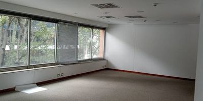 Oficina ubicada en excelente corredor comercial, consta de  oficina 186 metros cuadrados, cinco oficinas privadas , sala de juntas, zona de archivo,cableado estructurado tipo seis , cuatro parqueaderos privados , cuenta con cinco ascensores y Batería de Baño por piso