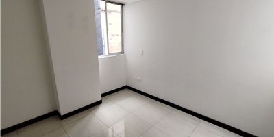 ? Apartamento en Arriendo en El Palmar, Villamaría

Disfruta de la comodidad y amplitud de este acogedor apartamento en El Palmar, una zona residencial tranquila y bien ubicada en Villamaría. Ideal para quienes buscan un hogar funcional con excelente distribución.

? Espacios Amplios y Funcionales
Con 67 m² de área privada, este apartamento ofrece una sala-comedor luminosa, cocina integral, baño auxiliar y zona de lavandería. Las habitaciones son cómodas, incluyendo la principal con baño privado.

? Comodidades y Características
Cuenta con armarios empotrados, calentador, gas domiciliario y suelos en cerámica/mármol, brindando confort y facilidad en el día a día. Además, admite mascotas.

? Parqueadero y Depósito
El parqueadero se alquila aparte por $130.000 e incluye un depósito, proporcionando espacio adicional para almacenamiento.

? Ubicación Estratégica
Situado en una zona residencial con acceso pavimentado y ascensor, cerca de centros comerciales, colegios, universidades, parques y centro médico. Además, cuenta con acceso para personas con movilidad reducida y cercanía a la zona comercial.

? ¡No dejes pasar esta oportunidad! Contáctanos para más información y agenda tu visita hoy mismo.


