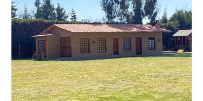 Lote en venta en Chía, Cundinamarca, situado en el barrio Quintas de Guaymaral. Este inmueble representa una oportunidad de inversión destacada, permitiendo construir hasta tres casas según el Plan de Ordenamiento Territorial (POT) vigente. El terreno cuenta con un área de 60.00 m² y una construcción existente con un baño. La propiedad ofrece vigilancia, proporcionando seguridad en todo momento. Una ubicación estratégica en Chía para su próximo proyecto. Para más información o para programar una visita, contáctenos vía WhatsApp, solicite que le llamemos, o consulte nuestros números de teléfono.