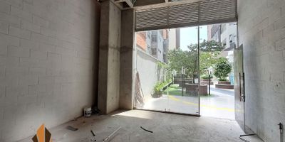Local en arriendo en Bomboná, La Candelaria. Ideal para oficinas o farmacias.

Este local para estrenar de 77,29 m² con doble altura está ubicado en una zona comercial dentro de un edificio, lo que brinda seguridad y visibilidad para tu negocio. Cuenta con vigilancia 24 horas, circuito cerrado de televisión y puerta peatonal. Su mixtura media permite una amplia variedad de usos.

Ubicado cerca del Tranvía y con excelentes vías de acceso y transporte público. Además, el edificio dispone de salón social para reuniones o eventos.

¡Aprovecha esta oportunidad y adáptalo a tu medida! Contáctanos.