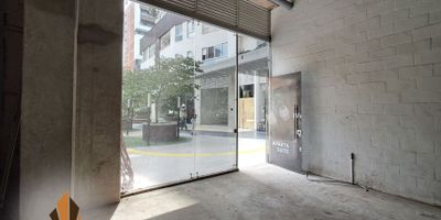 Local en arriendo en Bomboná, La Candelaria. Ideal para oficinas o farmacias.

Este local para estrenar de 67,26 m² con doble altura está ubicado en una zona comercial dentro de un edificio, lo que brinda seguridad y visibilidad para tu negocio. Cuenta con vigilancia 24 horas, circuito cerrado de televisión y puerta peatonal. Su mixtura media permite una amplia variedad de usos.

Ubicado cerca del Tranvía y con excelentes vías de acceso y transporte público. Además, el edificio dispone de salón social para reuniones o eventos.

¡Aprovecha esta oportunidad y adáptalo a tu medida! Contáctanos.