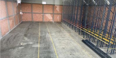 Se ofrece bodega de almacenamiento o instalaciones de uso industrial con las siguientes características:


 Área Total del Terreno: 1,290 m²   /   Área Construida: 1,750 m²   /   Área de Oficinas: 460 m²
 Altura Libre de Bodega: 15 metros y a cercha 10 metros


Accesibilidad y Estacionamiento:


 Muelle de Carga: 1 muelle de carga a nivel para camión tipo pesado, mula o patineta.
 Portón de Acceso: 5 metros de ancho por 5.5 metros de altura.
 Pisos de alta resistencia, 5 Ton/m²   /   Capacidad electrica: 20 Kva


Equipamiento y Seguridad:


 Red Contra Incendio: Red comunal con equipo de bombeo y distribución a gabinetes.
 Almacenamiento de Agua: Tanque de almacenamiento comunal con equipo de bombeo 


Área Administrativa:


 Distribución de Oficinas: Tres niveles de oficinas con recepción en el primer piso.
 Baños: 2 baterías de baños para hombres y mujeres en el segundo y tercer piso de oficinas. Además, 2 baterías de baños en el área de bodega, con 2 unidades sanitarias por género, divididas con particiones metálicas.

