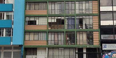 Edificio integrado por cuatro apartamentos, con magnifico acceso a transportes. Ubicado zona universidades Javeriana ,militar, piloto, catolica, cerca zona centro , parque nacional . Se encuentra en la tercera planta, piso en madera y marmol, sin ascensor, exterior, buena iluminación y ventilación, se distribuye  sala comedor con chimenea, tres alcobas con closets, dos baños zona de lavanderia, cocina integral de gas natural, cuarto empleada, closets de linos, no tiene garaje ni celaduria .