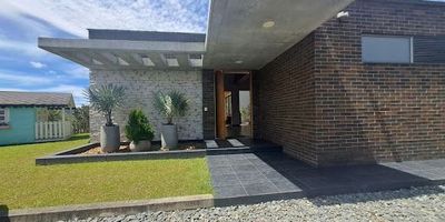 Se arrienda espectacular casa campestre de 350 metros cuadrados en el exclusivo conjunto Soto del Este, El Retiro, Antioquía. Esta magnífica propiedad cuenta con 5 amplias habitaciones, cada una con baño privado, asegurando comodidad y privacidad para toda la familia.
La casa destaca por sus excelentes acabados y espacios generosos, incluyendo un amplio patio con árboles frutales y un balcón con una vista inigualable al bosque, ideal para disfrutar de la naturaleza. Además, ofrece 5 parqueaderos, facilitando el acceso y la comodidad para múltiples vehículos.
Ubicada en un entorno tranquilo y natural, esta propiedad es perfecta para quienes buscan un estilo de vida campestre sin renunciar al lujo y la comodidad. El conjunto residencial proporciona seguridad y un ambiente sereno, haciendo de esta casa una opción ideal para disfrutar de la vida en familia.
