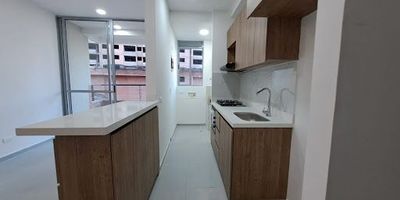 Disfruta de un apartamento tranquilo, fresco, rodeado de arboles y parques lineales; con un diseño que brinda iluminación ventilación natural y mayor independencia. Amplios espacios, ya que cuenta con 63.44 m2 y excelente distribución, 3 habitaciones con closet, la principal con baño, 1 baño adicional, estudio, salón comedor, Balcón amplio, cocina abierta y zona de ropas independiente. Sus acabados son modernos y de buen gusto. Cuenta además con parqueadero cubierto y cuarto útil ubicados en el mismo nivel. Unidad con piscina climatizada para adultos y niños, gimnasio, cancha polideportiva, juegos infantiles, salón social, parqueadero de visitantes y portería 24h. Ubicación estratégica, cerca a centros comerciales, bancos, supermercados, colegios; fácil vía de acceso y transporte público