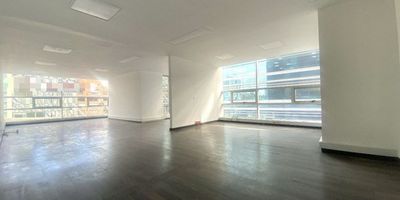 Vendo oficina en Chicó de 82m2 en el sector de la Calle 100, Torre Biomax en el corazón financiero. Ubicación estratégica de alta valorización. Excelente oportunidad de inversión. Exterior, piso 3 con balcón. Espacios amplios, altura 2,78m, iluminación y ventilación natural. Batería de baños por piso. 2 parqueaderos independientes. El edificio cuenta con salones de trabajo y conferencias con excelentes instalaciones y equipos visuales y de sonido, hasta para 200 personas. Cafetería piso 2 para funcionarios y visitantes. Parqueadero de visitantes. Excelente seguridad. Ideal para generar ingresos por arriendo o uso propio. ¡No pierda esta oportunidad!