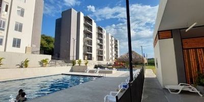 ¡APARTAMENTO PARA ESTRENAR EN ARRIENDO –Ubicado en Bahía Solero - Condominio Alicante, este moderno apartamento en el cuarto piso ofrece confort, excelente distribución y una ubicación privilegiada. Tres habitaciones, dos con clósets amplios
Cocina abierta integral con diseño moderno, Mesón en mármol ideal como comedor, Dos baños con división en vidrio uno en la habitación principal y otro social, Cuarto de lavado independiente con puerta de piso a techo, Balcón con vista exterior al conjunto, ideal para relajarse y con armellas para hamaca, Parqueadero privado #238 y zona de parqueo para visitantes
Acceso cómodo mediante ascensor, Zonas comunes del conjunto: Amplias zonas verdes, Dos piscinas una para niños y otra para adultos, Salón social, Gimnasio, Parque infantil, Cuarto de basuras. Ubicación estratégica con fácil acceso a la vía principal Ricaurte-Girardot, a solo 5 minutos de Girardot. Canon de arriendo $ 1.150.000 Incluida la admón..
¡No pierdas esta oportunidad! Contáctanos para conocerlo y agendar una visita.