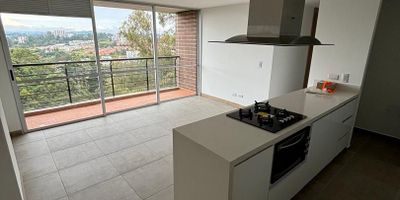 Este apartamento para la venta en  Condominio Natural Planté, la mejor unidad residencial de Marinilla, es la opción ideal para quienes buscan un espacio moderno y funcional. Con un área construida de 69 m², el apartamento se distribuye en sala-comedor con balcón y vista panorámica, cocina integral tipo americano equipada con lavavajillas eléctrico y horno microondas, y zona de ropas con lavadero. Consta de tres habitaciones, la principal con balcón y closet doble, y dos auxiliares con closet instalado. Además, cuenta con dos baños con acabados de calidad, parqueadero cubierto y un cuarto útil de aproximadamente 15 m².

El condominio ofrece amplias zonas comunes, como piscina climatizada cubierta, turco, sauna, gimnasio, salón de eventos y parques para niños y mascotas. También dispone de parqueadero para visitantes y un entorno rodeado de áreas verdes. Su ubicación es estratégica, a solo cinco minutos de la Autopista Bogotá-Medellín, y cercanía a Rionegro lo que asegura una excelente conectividad.

Una excelente opción para quienes buscan calidad, comodidad y una ubicación privilegiada