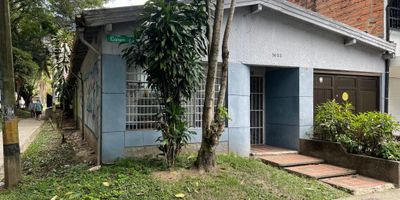 Casa - Lote súper bien ubicada en Belén Rosales, esquinera para construir edificio o desarrollo inmobiliario.
Uso del suelo: baja mixtura.

Aprovechamiento de 653 M2 en vivienda y un local de 50 M2.
10 M2 de frente x 24 M2 de fondo baja, hasta 9 unidades de vivienda y un local comercial.

Excelente oportunidad de inversión para desarrollo inmobiliario, por su ubicación a diferentes sectores turísticos y comerciales de la ciudad.
Valor: $ 1.200´ Millones.
No dude en preguntar por esta casa esquinera que con gusto lo atenderé. ¡¡¡Contáctame!!!