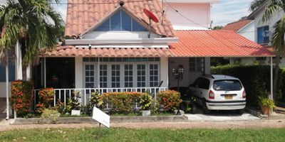 ? ¡Vive la tranquilidad y el confort en esta espectacular Casa ?145 m²en Condominio Campestre Villa María?☀️
✨ DISTRIBUCIÓN PERFECTA ✨
? 1er Nivel:
✅ Sala-Comedor amplia e iluminada
✅ Baño 
✅ 2 habitaciones acogedoras
✅ Cuarto de ropas independiente
✅ Patio perfecto para reuniones
✅ Zona BBQ para disfrutar con familia y amigos
✅ Garaje cubierto
✅ Porche delantero y lateral, ideales para descansar
? 2do Nivel:
✅ Sala de TV cómoda y privada
✅ Habitación principal con baño privado y vestier
✅ Balcón con vista espectacular
? CONDOMINIO CAMPESTRE DE ENSUEÑO ?
? 4 piscinas para disfrutar del clima cálido
? 2 canchas de tenis
? 2 canchas múltiples
? 1 cancha de voleibol playa
? 1 lago para momentos de relajación
? Mirador con vistas inigualables
? Amplias zonas verdes para caminar y respirar aire paire puro
? Circuito cerrado de cámaras de seguridad
?️ Vigilancia 24 horas
? ¡Puedes visitarla todos los días Cita Previa