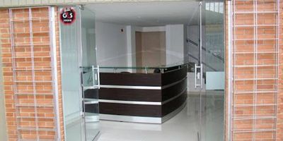 Espectacular planta de alimentos o bodega en venta o arriendo cuenta con área de oficinas, distribución primero piso 547 metros .segundo ,tercero y cuarto piso libre de 540 metros ,cuneta con dos cuartos fríos ,cuarto de aseo ,zona de cafetería ,baterías de baños, Vestier amplio .área de oficinas 968 metros, 10 oficinas privadas sala de juntas, las oficinas tienen divisiones en  vidrio templado  , ,bomba inyectora, red contra incendios,cableado estructurado voz y datos 