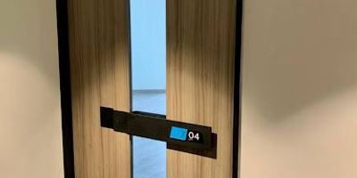 Oficina en edificio AAA con pisos en PVC tipo madera ,cableado estructurado ,oficina privada con divisiones en vidrio templado,cuarto usos varios ,Edificio inteligente arquitectura bioclimática ,con vista a los cerros ,ascensores ,sala VIP, comedor Terraza empleados .