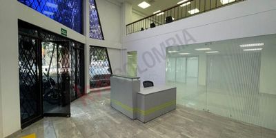 Espectacular propiedad de uso comercial , Cuenta con 10 parqueaderos exteriores  a su interior en el primer piso nos encontramos con un lobby de doble altura, una sala de juntas, 2 oficinas, 6 baños de hombres y mujeres  zona aseo y cocineta, en el segundo piso encontramos un recibidor con entrada a una gran sala de puestos de trabajo, baños para hombre y dama, sala de recaudo y caja fuerte, sala de aires acondicionados, sala de redes y una oficina. ,Ubicada a pocos metros de la clínica versalles cerca a hospitales y centros empresariales que la hace una gran oportunidad de negocio a tan solo 7 minutos del centro de la ciudad lo que le da una ubicación magnifica, con 2 parqueaderos públicos a pocos metros.
Posibilidad de alquilar, primer piso o segundo piso no te pierdas una ubicación estratégica que hará prosperar tu negocio.