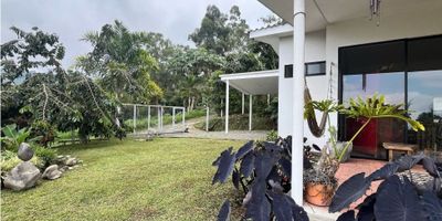 Casa campestre en Vereda Arenillo con lote de 2328 m2

Oportunidad de desconectarse del ruido y disfrutar de un hogar campestre rodeado de naturaleza y con chimenea para los días fríos.
Ideal para familias que buscan amplios espacios funcionales en un entorno tranquilo.

Descripción de la propiedad
Esta casa ofrece tres habitaciones y tres baños para su conveniencia además de un cuarto de servicio con baño independiente. La habitación principal incluye vestier para mayor comodidad. La cocina integral comunica con la zona de ropas y se acompaña de una chimenea que realza el ambiente mientras la vista verde envuelve cada espacio.

Descripción del entorno y acceso
La propiedad incluye un lote adicional de 2328 m2 con amplias zonas verdes y jardines que potencian el contacto con la naturaleza. Dispone de conexiones de gas domiciliario hasta la entrada del condominio y utiliza gas de pipa actualmente. Cuenta con servicios de electricidad y agua y goza de una ubicación privilegiada en zona campestre de Manizales.

Contáctanos
Escríbenos por WhatsApp para recibir mayor información sobre esta casa campestre y coordinar una visita personalizada. Nuestro equipo te acompañará en cada paso para hacer realidad tu proyecto de vida rural.


