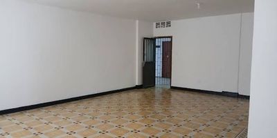 Oficina en arriendo en Cartagena, situada en el estratégico barrio El Centro, Bolívar. Este espacio de 45.54 m² es óptimo para establecer su negocio. Ofrece vigilancia, garantizando un ambiente seguro para sus operaciones. Con 58 años de antigüedad, la propiedad se beneficia de una ubicación privilegiada con fácil acceso a una amplia gama de servicios urbanos. El canon de arriendo es de $2,500,000. Si busca una oficina funcional en Cartagena, esta opción en El Centro es para usted. Contáctenos para más información vía WhatsApp, solicite que le contactemos o consulte nuestros teléfonos.