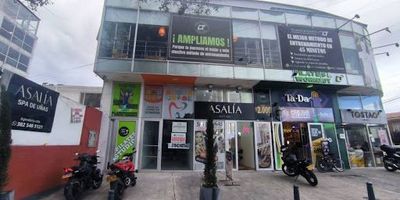 Se arrienda local comercial barrio Pontevedra. este amplio local de 100 mts, ofrece un ambiente ideal, con iluminación natural. dispone de dos baños privados, el inmueble cuenta con excelente acabados, no cuenta con restricciones de uso. ubicado sobre la avenida principal ya que goza de un excelente flujo de personas. sus vías de acceso son por la CLL 116,AV.BOYACA,AV.SUBA. Perfecto para quienes buscan visibilidad y comodidad en una zona comercial dinámica. ¡contáctanos para más detalles para más información comuníquese con el ejecutivo comercial jhonnatan delgado al celular o whatsapp 3164240560 o al correo javier.delgadoinmobiliariasaliadas.com