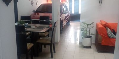 VENDEMOS CASA BIFAMILIAR EN   EL  BARRIO  EL JARDIN 
vendo amplia y confortable casa sobre avenida vehicular con terraza  en el barrio el jardín, la casa cuenta terraza cerrada
en techo de estructura metálica (2016). la casa cuenta con todos los muebles en cedro, cocina recién remodelada
cambio de pisos y cañería y columnas en el año 2006. uno de los cuartos tiene entrada independiente.
servicios independientes habitaciones7 (tres en el segundo, cuatro en el primero)
baños 2 parqueadero cubierto
area:126m2
Precio: 453 millones Negociable