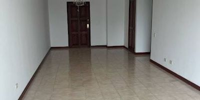 ¡Venta de Apartamento en Pinares  Piso 7! Ubicación privilegiada en uno de los sectores más exclusivos de la ciudad. Características Área 126m2 Amplia sala-comedor, ideal para compartir en familia, alcobas con clóset, principal con vestier. cocina integral moderna y funcional, zona de ropas independiente, alcoba y baño de servicio, baños remodelados principal y alcobas, 1 parqueadero,   1 cuarto útil, zonas comunes y seguridad Portería 24 horas. Ascensor, salón social. Agenda tu visita hoy mismo! Contáctanos para más información.