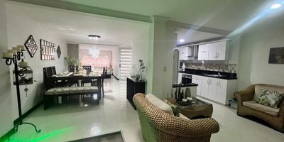 LA SUCURSAL EQUIPO INMOBILIARIA VENDE  CASA UNIFAMILIAR BARRIO CANEY MADROÑAL (CALI)
CASA DE 3 pisos unifamiliar Barrio el CANEY- madroñal
Estrato: 5 área lote: 90 m2 Construidos:270 m2
Primer piso: Sala comedor cocina sala de tv baño social y patio ornamental
Segundo piso: 3 habitaciones, principal con closet en L y baño, baño de alcobas y hall
Tercer piso: 2 habitaciones, sala de tv, baño, zona de oficios, terraza
Parqueadero para 1 vehículo con puerta eléctrica
Avaluó catastral: 300 millones
Acabados de lujo
$ 720 millones negociables

Se revisa opción de permuta por camioneta hasta 150 millones 