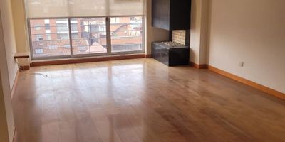 Excelente ubicación, apartamento de 100m2, 2 habitaciones, 2baños y medio, sala comedor con chimenea, cocina integral independiente, cuarto de lavado con baño auxiliar.  Pisos de madera laminada. Se entrega con persianas tipo sheer y blackouts.
El apartamento cuenta con depósito y doble parqueadero cubierto.
Vigilancia 24 horas