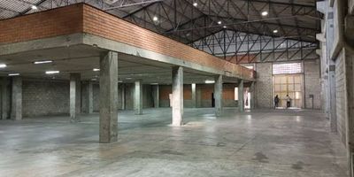 Bodega para arrendar en Rionegro, sector Zona Franca, situado en lugar con fácil acceso, cerca a rutas de transporte público. El parque de bodegas esta dotado con espacios amplios y vigilancia 24-7. La bodega tiene altura libre de 7m, piso de alta resistencia 5T X m2, puerta para camión y tractomula, y tiene mezanine. Cuenta con excelente iluminación y ventilación natural
