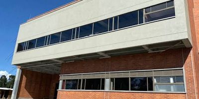 Bodega para arrendar en Rionegro, sector Zona Franca, situado en lugar con fácil acceso, cerca a rutas de transporte público. El parque de bodegas esta dotado con espacios amplios y vigilancia 24-7. La bodega tiene altura libre de 12m, piso de alta resistencia 5T X m2, dos muelles y capacidad eléctrica de 45kva, puerta para camión y tractomula, y tiene mezanine. Cuenta con excelente iluminación y ventilación natural