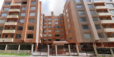Exelente apartamento,ubicado en el mejor sector de bogota compuesto de Hall de acceso,baño social,salon comedor con chimenea a gas,estudio con salida a terraza de 80mts, pasillo de alcobas con closet para abrigos, alcoba principal con gran tañamo con sala y salida a la terraza,baño principal con jacuzzi,walking closet para 2 personas, segunda alcoba con closet, cocina a gas en perfectas condiciones, zonas de lavanderia alcoba y baño del servicio, 2 parqueaderos en linea y deposito( en la parte de atras del parqueadero).Edificio de caracteristicas especiales con 2 parques interiores,salon comunal de gran tamaño y gimnasio dotado,12 parqueadero de visitantes, recepcion con salon de juego para niños.