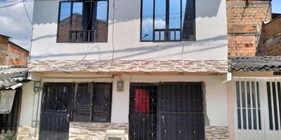 SE VENDE!! Hermosa casa 2 pisos independientes, sector la Graciela Dosquebradas, piso 1 cuenta con 2 habitaciones, sala comedor, baño, cocina, patio y garaje... piso 2 cuenta con 3 habitaciones, sala comedor, cocina, baño, patio... ubicada sobre vía principal, cerca a colegios, parques, restaurantes, sector comercial. contáctanos!!!