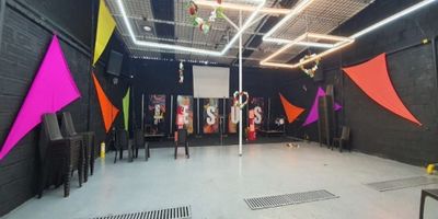 Casa con Bodega en Arriendo – Sector La Reliquias

Área de Lote: 390 m²
Área Construida: 400 m² distribuidos en 3 pisos
Bodega: 150 m² aproximadamente, a doble altura

Características principales:


 4 baños en total
 3 habitaciones amplias
 1 garaje
 Sala de estar o área abierta de oficina
 Excelente distribución y espacios versátiles


Ubicación estratégica en el barrio La Reliquia, con fácil acceso a:


 Calle 63
 Avenida Rojas
 Avenida 68
 Avenida Boyacá


Cercanía a transporte público, centros comerciales, bancos, centros médicos y comercio de conveniencia, lo que garantiza una excelente conectividad y comodidad.
