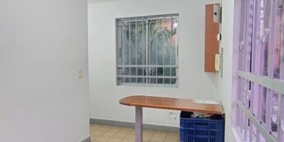 Local para arriendo Medellín, sector Conquistadores, cuenta con un área de 19 m², espacio abierto, cocineta, 1 baño, piso en cerámica, energía monofásica, buena iluminación. Ubicado en edificio, piso 1, incluye servicios públicos; fáciles y cómodas vías de acceso, rutas de transporte. Buscamos su tranquilidad. www.cityraiz.com CÓDIGO 18862