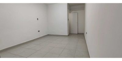 Oficina en arriendo en la Zona Centro de Envigado, Antioquia, por $1.500.000 COP. Este espacio de 14 m² construidos, ideal para su negocio, se encuentra en el piso 1 y cuenta con 1 baño. El inmueble dispone de servicio de vigilancia, brindando mayor seguridad y tranquilidad. Ubicada estratégicamente, esta oficina ofrece una excelente oportunidad para establecer su actividad profesional en un sector de fácil acceso y consolidado. Con 5 años de antigüedad, presenta un ambiente funcional y listo para ser adaptado a sus necesidades. Para conocer más detalles de esta oficina en arriendo en Envigado, contacte vía WhatsApp, quiero que me contacten o ver teléfonos.