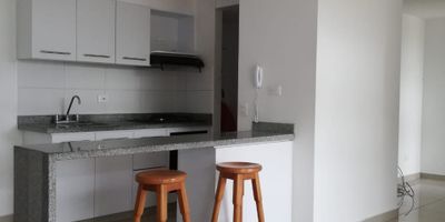 Apartamento en Venta en unidad cerrada ubica en La villa cerca a el Estadio Hernán Ramírez Villegas, a rutas de transporte publico y servicios complementarios, cuenta con salacomedor, pisos en cerámica, tres habitaciones y dos baños, cocina integral meson en granito, estufa y calentador a gas, zona de ropas. La unidad cuenta con piscina, gimnasio, salón comunal, saunaturco, parques infantiles, placa polideportiva, zonas verdes y un parqueadero cubierto. Vigilancia y portería las 24 horas. Inmuebles sujetos a verificación de disponibilidad.Venta La Villa Pereira.
