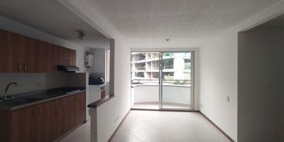 Apartamento en arriendo en unidad cerrada con facil acceso desde via principal, rutas de transporte publico, entorno muy tranquilo con areas verdes. Piso en baldosa, sala comedor, 3 alcobas con baño en la principal, cocina integral abierta tipo americano, balcon y parquaderos lineales cubiertos. Unidad con Piscina, salon social, parque infantil, zonas verdes, vigilancia 24 horas, citofonia y circuito cerrado de tv.    Inmuebles sujetos a verificación de disponibilidad.
