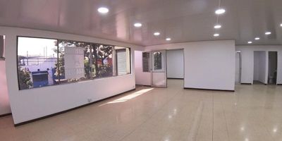 Oficina con 112 metros cuadrados, incluye 2 aires acondicionados, 1 en la Oficina principal.
Porteria 24 7 
Sala de juntas dentro del edificio. 