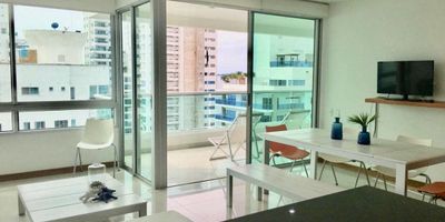 Arriendo apartamento amoblado 
?Castillogrande Cartagena de Indias 

Piso 18
Parqueadero interno 
Vigilancia 24 hrs 
Piscina 
El edf cuenta con servicio de lavanderia 
Cocina dotada 
Sala
Comedor 
Balcon con vista 
Cuarto principal con salida directa al balcon, walking closet y baño interno 
Cuarto de visitas 
Baño de visitas 
Lavadora 
Aires acondicionados
Televisores
Canon $6.500.000 incluida administración
Venta $980 millones