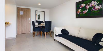 Este hermoso apartamento ubicado en la ciudad de Cali, en el Valle del Cauca, es una excelente opción para aquellos que buscan invertir en un inmueble de alta calidad en una de las ciudades más prósperas de Colombia. Con una superficie total de 70 M2, y un área construida y privada de 70 M2, este apartamento ofrece un espacio cómodo y funcional para vivir.

El apartamento cuenta con 2 alcobas, perfectas para una pareja o una pequeña familia. Además, una de las características más destacadas de este inmueble es que admite mascotas, lo que lo convierte en una excelente opción para aquellos que tienen compañeros peludos en casa. 

En su interior, el apartamento está equipado con armarios empotrados en cada una de las alcobas, lo que te permitirá mantener tus pertenencias organizadas y en orden. También cuenta con un amplio balcón, ideal para disfrutar de una agradable vista de la ciudad mientras te relajas después de un largo día de trabajo.
