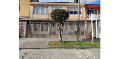 Descubre la comodidad y amplitud de esta increíble casa 

 

✨ Características destacadas:

- 2 Pisos con doble garaje para 4 autos ????

- 7 habitaciones para toda la familia y más ?️

- 4 baños para tu confort ?

- 2 salas comedores para momentos especiales ?️

- 2 cocinas equipadas para tus deliciosas creaciones ?

- Patio de ropas para mayor practicidad ?

- Antejardín con techo corredizo para disfrutar en cualquier clima ?️

 

? Distribución perfecta:

1er Piso: 3 habitaciones, 2 baños (1 medio), sala comedor, cocina, patio de ropas, garaje doble y antejardín.

2do Piso: 4 habitaciones, 2 baños, cocina y sala comedor.

 

? ¡Amplio espacio! Área construida de 378.4 MTS2 aprox. en un lote de 189.20 MTS2 (9.45 frente * 20 fondo MTS2).

 

? Estrato 3 con servicios económicos para tu tranquilidad ?

 

?️ ¡Ubicación privilegiada cerca de las principales avenidas!

Av Rojas, Av Calle 63, Av Calle 68 y 72, Av Cra 68, Av Boyacá y Av. Calle 26.

 

? Lugares de Interés:

- Jardín Botánico ?

- Unidad deportiva el salitre ?️

- Cruz Roja Colombiana ?

- Parque de diversiones Salitre Mágico ?

- Parque Metropolitano Simón Bolívar ?

- Compensar Sede Empresarial ?

- Terminal de transporte terrestre y Aeropuerto ✈️

 

? Institutos Educativos cercanos:

- Colegio Cafam ?

- Instituto Técnico Francisco José de Caldas ?

- Universidad Libre ?

 

? ¡Excelente conectividad con transporte público!

- SITP y Transmilenio ??

 

? ¡Con declaración de construcción! Libre de gravamen, lista para escrituras. ?

 

No pierdas la oportunidad de hacer de esta casa tu nuevo hogar o inversión. ¡Contáctanos para más detalles! ? #BosquePopular #VentaCasa #InversiónSegura
