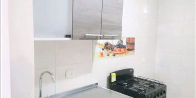 ¡Tu Nuevo Hogar en Petrel Mosquera Te Espera!

 

Descubre esta increíble oportunidad de arrendar un apartamento que lo tiene todo:

 

Características:

 

- 3 habitaciones con closets

- Baño completo

- Sala comedor amplia y luminosa

- Cocina equipada con estufa y platero de acero inoxidable

- Zona de lavado

- Parqueadero comunal

 

Equipamiento:

 

- Closets en todas las habitaciones

- Calentador a gas natural

- Pisos en cerámica

- Excelente iluminación natural

 

Ubicación:

 

- Piso 2

- Área de 41.3 mts2

- Administración incluida

- Vetustez de 10 años

- Código postal 250040

 

Beneficios del Conjunto:

 

- Minimercado

- Salón social

- Cancha de fútbol

- Zona infantil

- Zonas verdes

- Guardería

- Vigilancia 24/7

 

Cerca de:

 

- Centro Comercial Eco Plaza

- Biblioteca Pública Juan Bosco

- Parque Las Aguas

- Buen comercio en general

 

Excelente acceso a rutas urbanas e intermunicipales.

 

Requisitos para Arrendatarios:

 

- Ingresos mensuales iguales o superiores al doble del canon.

- Documentación necesaria:

  1. Fotocopias de la cédula de ciudadanía.

  2. Empleados: Certificación laboral.

     Independientes: Cámara de Comercio o RUT y declaración de renta (si aplica).

  3. Últimos 3 extractos bancarios.

  4. Diligenciar formularios aseguradora.

 

Envío de documentos:

 

Enviar la documentación completa a arriendos@bienesraiceslibertad.com con el asunto "Mosquera Petrel Documentos".

 

Costo del estudio de documentos: 5% del canon.  

Tiempo de respuesta: 3 días hábiles.

 

¡No pierdas la oportunidad de vivir en un lugar que lo tiene todo!

 

Contáctanos y asegura tu nuevo hogar en Petrel Mosquera hoy mismo.
