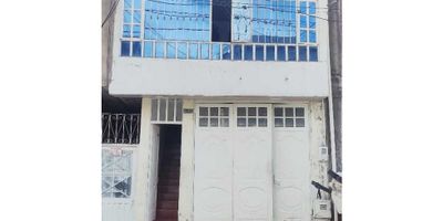 ¡Venta de Casa Bodega en Zona Estratégica!

 

¡Invierta en su Futuro con esta Propiedad Multifuncional y Rentable!

 

Detalles de la Propiedad:

- Propiedad: Casa Bodega con apartamento en dos niveles

- Área construida: 54.84 mts²

- Lote: 44 mts² (frente: 4 mts, fondo: 11 mts)

- Estrato 2: Servicios económicos

- Código postal: 110861

 

Distribución de la Propiedad:

- 1er Nivel:

  - Bodega

  - Baño

- 2do Nivel:

  - 2 habitaciones

  - 2 baños

  - Sala comedor

  - Cocina

  - Zona de lavado

  - Estufa de 4 puestos

  - Campana extractora de olores

  - Muebles superior e inferior en cocina

  - Baños enchapados con 2 duchas eléctricas

  - Pisos en cerámica

  - Techo de PVC

 

Ubicación Estratégica:

- Cercanía a avenidas principales: 

  - Av Abastos

  - Av 1ra de Mayo

  - Av Bosa

  - Av Cali

  - Av Villavicencio

 

Lugares de Interés Cercanos:

- CAI Roma

- Colsubsidio Roma

- Colegios

- Supermercados

- Buen comercio en general

 

Acceso a Transporte Público:

- Rutas urbanas

- SITP

- Transmilenio

 

Condiciones de Venta:

- Se recibe apartamento en parte de pago en las zonas de Castilla, Hayuelos, Madelena, Timiza o Fontibón

- Libre de gravámenes y lista para escrituras

 

¡Asegure el Futuro de su Familia e Invierta con Rentabilidad!

 

Esta casa bodega multifuncional no solo es ideal para uso comercial y residencial, sino que también es una oportunidad única de inversión en un mercado inmobiliario en crecimiento. Con excelente ubicación y accesibilidad, esta propiedad garantiza un retorno seguro y estable para su inversión.

 

¡No deje pasar esta oportunidad! Contacte ahora para más información y asegure su futuro con una inversión inteligente en esta casa bodega.