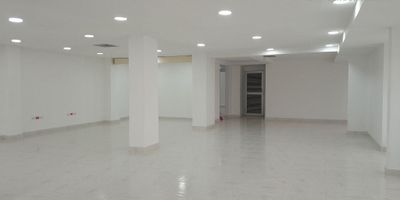 En sector Alto Prado  local en arriendo de 242 M2 con terraza, una salón grande, salón mediano y otra área que puedes usar como almacenamiento y 3 baños. Además, su ubicación estratégica garantiza una alta afluencia de clientes potenciales, Ideal para restaurantes y cafeterías. La mejor ubicación para tu  negocio, sobre vía principal y rutas de acceso cómodas.
Contáctanos para conocerlo al número 3218521992.