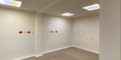 Local comercial primer piso ubicado en el sector belén la palma, nos ofrece una área de 170 metros aproximadamente, 2 baños, piso en cerámica, con servicios independientes, ideal para consultorios.
Los datos de los inmuebles promocionados en la página web están sujetos a cambio y verificación de disponibilidad.