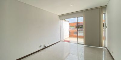 hermoso y acogedor apartamento en venta, . Con área construida de 53.77 M2 y un área privada de 68 M2, este inmueble brinda el espacio perfecto para disfrutar en familia o con amigos.
Con dos habitaciones espaciosas, ofreciendo comodidad y privacidad a la hora de descansar, este apartamento es perfecto para parejas o familias pequeñas. Además, cuenta con dos baños completos, uno de ellos en la habitación principal, lo que garantiza la comodidad de contar con un baño propio.
No esperes más y haz realidad el sueño de tener un hogar en una zona residencial de alta demanda. Contáctenos ahora
