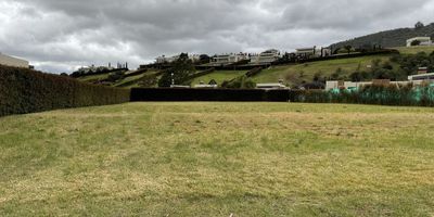 Vendo espectacular lote campestre,  lote plano de 1.710 mts, con licencia de construccion aprobada, un hogar con los mejores espacios, y vista de todos los entornos encantadores de Toscana, con un total de 521 mts de area construida, con tres alcobas principales y estudio con vista al lago, primer piso con 330 mts con espacios amplios de entretenimiento y salon de juegos, cocina amplia para compartir en familia, dos habitaciones con baño propio, y tres estudios individuales, estas listo para construir la casa de tus sueños y realizar la mejor inversion!!.